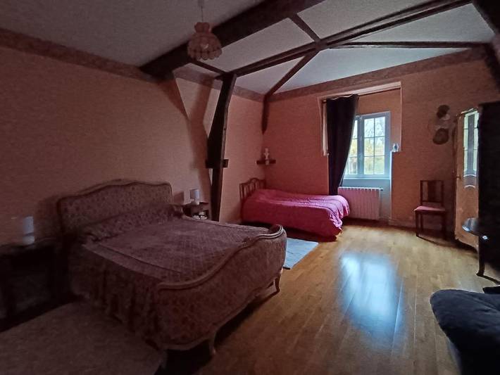 Location de vacances pour 3 personnes, avec terrasse et vue ainsi que piscine et jardin dans Vatan - 2