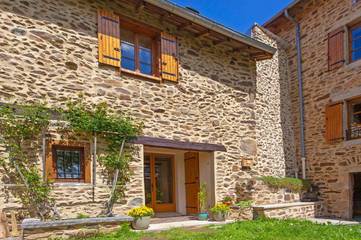 Location de vacances pour 5 personnes, avec vue ainsi que piscine et jardin, animaux acceptés à Arlanc