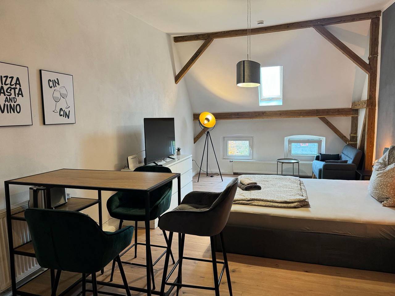 Appartement entier, Dachgeschoss-Appartement "Nina" in Halle mit 2 Schlafzimmern und Stellplatz in Halle (Allemagne), Saale-Unstrut