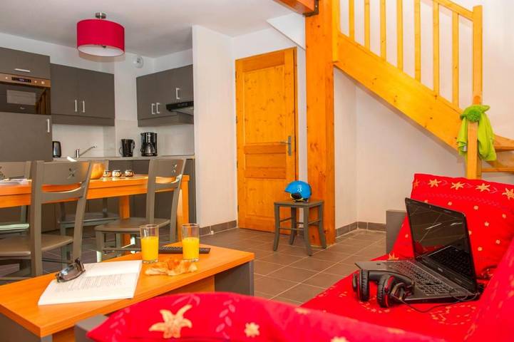 Gîte pour 8 personnes, avec sauna ainsi que piscine et terrasse, animaux acceptés à Saint-Colomban-des-Villards - 2