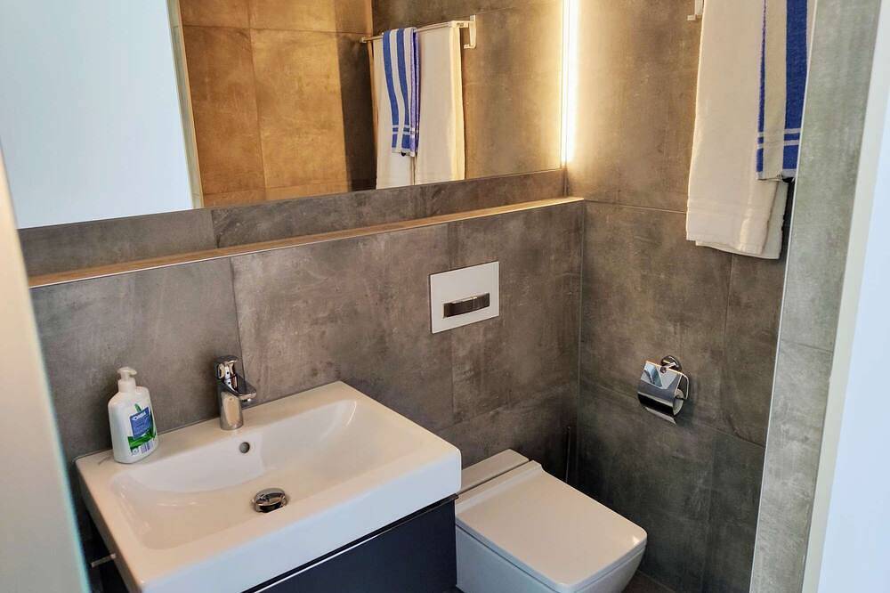 Modern ausgebauter Überseecontainer als Tiny House in Wertheim, Taubertal