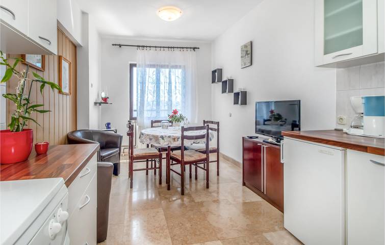 Ganze Ferienwohnung, Gemütliche 1-Zimmer-Wohnung mit Meerblick in der Nähe von Novi Vinodolski in Novi Vinodolski, Primorje-Gorski Kotar
