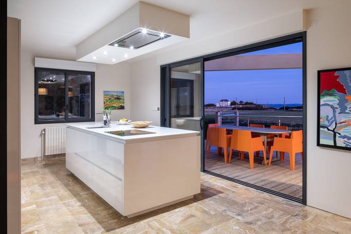 Location de vacances pour 14 personnes, avec piscine ainsi que jardin et balcon dans Plage De La Falaise - 4