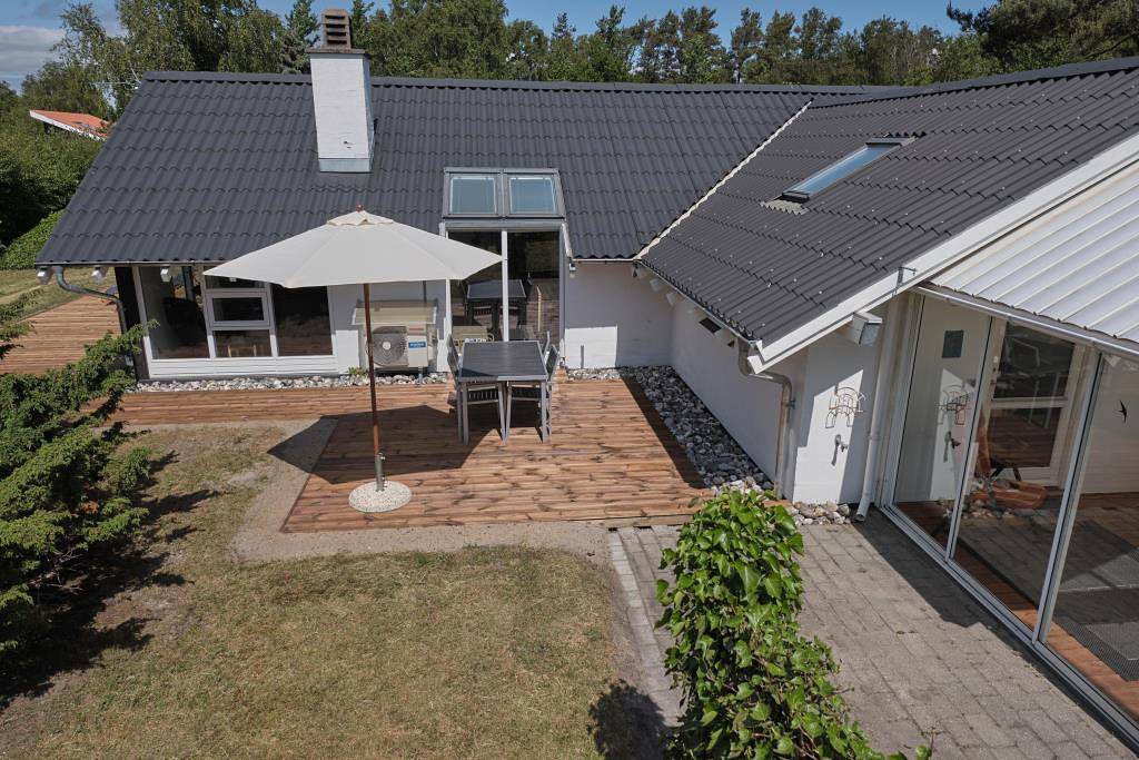 Geräumiges, komplett renoviertes Ferienhaus auf gepflegtem Naturgrund nur 300 m vom kinderfreundlichen Øer Strand entfernt in Øerne, Ebeltoft