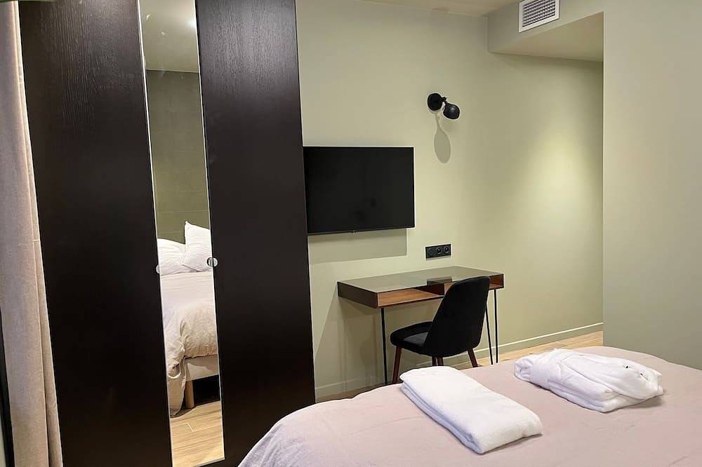 Appartement entier, Chambre double avec salle de bain in Villers-Cotterêts, Aisne