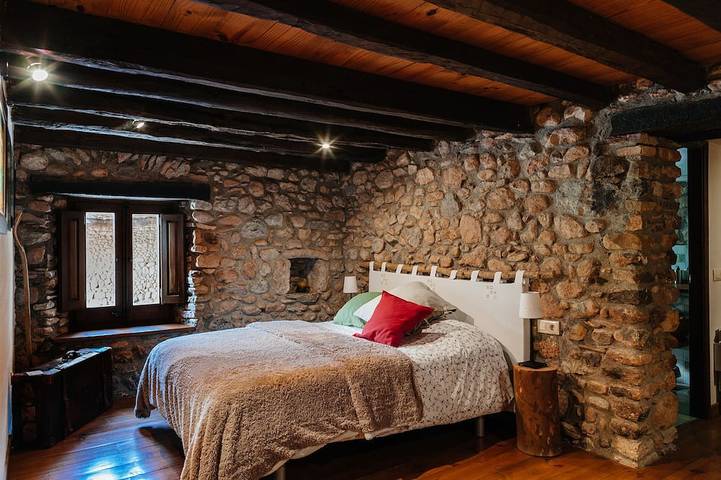 Ecogite écologique dans les Pyrénées, près de Gérone et Barcelone in Bellver de Cerdanya, Pyrénées catalanes