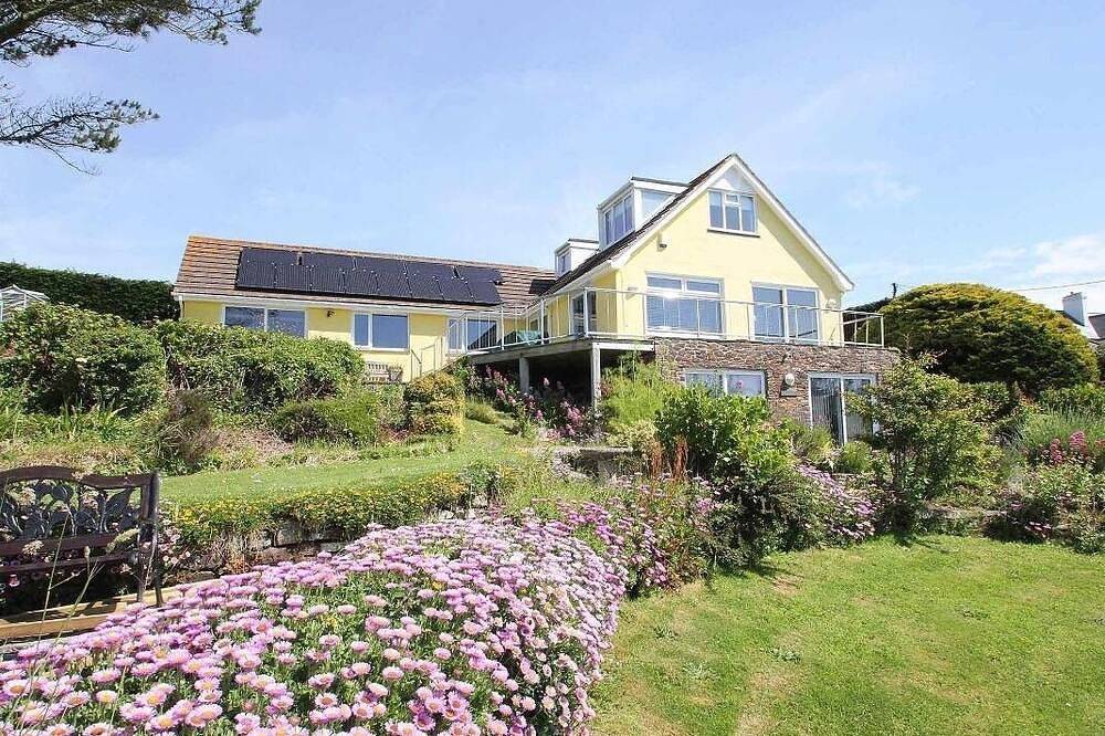Windrush, pet friendly, country holiday cottage in Newquay in Mawgan Porth, South West England