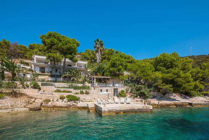 Vacation rental for 12 people, with yard on Hvar
