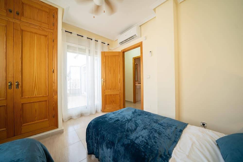 Beautiful house with terrace, swimming pool, located 700 m from the sea (6 pers) in Torre de la Horadada, Pilar de la Horadada