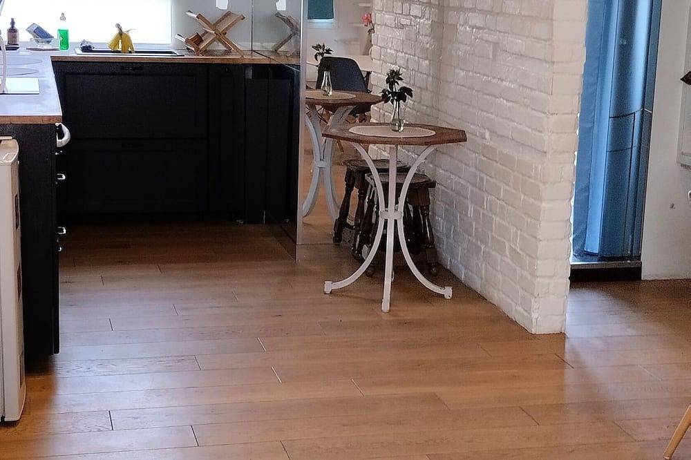 Apartamento entero, Spacious charming studio with mezzanine ,  in Lagord, Región de La Rochelle