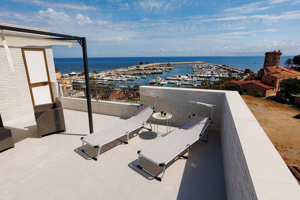 Entire apartment, Donna Rosalía Sea View Apartment with terrace/solarium included. in San Nicola l'Arena, Trabia