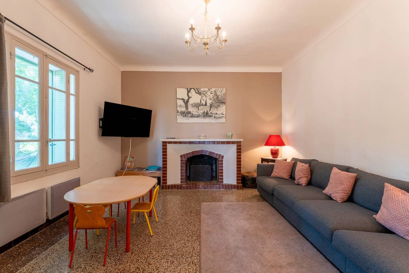 Country House 'Le Chambonnet' with Private Garden and Wi-Fi in Saint-Martin-de-Crau, Arles region