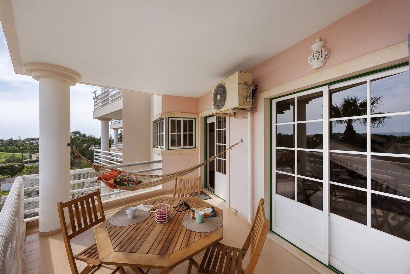 Apartamento inteiro, Apartamento 'Sol Do Atlântico' com Piscina Partilhada, Wi-Fi e Ar Condicionado in Alvor, Distrito de Faro