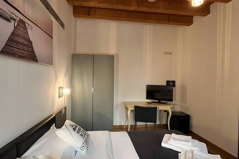 Apartamento entero, Habitación 'Camera 2 Rosa' con terraza compartida, Wi-Fi y aire acondicionado in Mirano, Provincia de Venezia