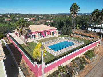 Gîte pour 6 personnes, avec vue ainsi que jardin et piscine à Algoz