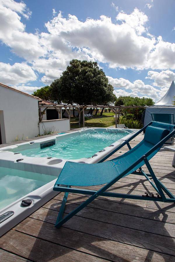Location de vacances pour 14 personnes, avec vue ainsi que piscine et jardin, animaux acceptés à L'Houmeau - 2