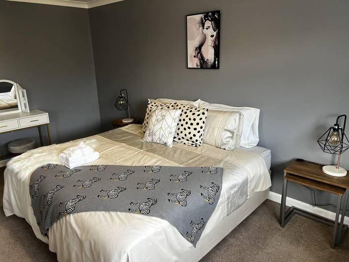 Charming 4-Bed House in Cheltenham, Free Parking in Cheltenham, Gloucestershire