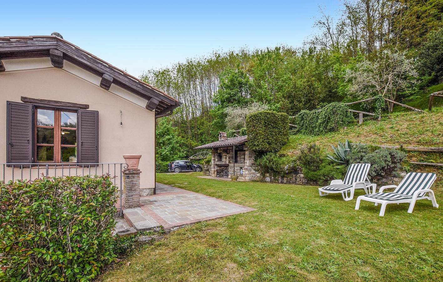 Charmante Wohnung mit Garten und Parkplatz, 1000m zum Zentrum von Barga in Barga, Parco Regionale delle Alpi Apuane