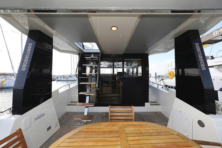 Boat for 6 people with hot tub in Vancouver, British Columbia