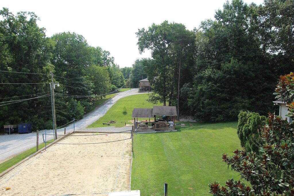 Uniquely styled octagon shaped home. Just 2 miles to the lake in Lake Cumberland