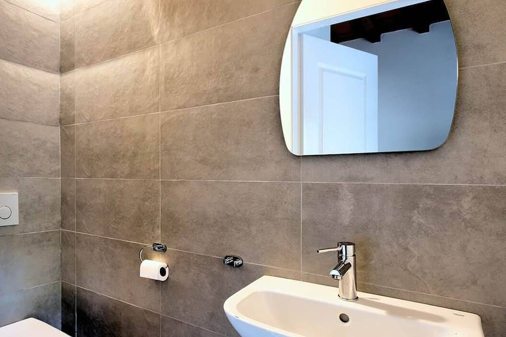 Tuscan villa for 8 people with pool near Lucca. in Borgo a Mozzano, Lucca Provinz