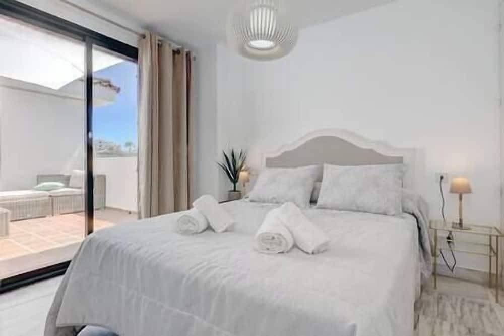 Four Bedroom Townhouse 200 meters from the Beach! in Playa del Sol (Estepona), Estepona