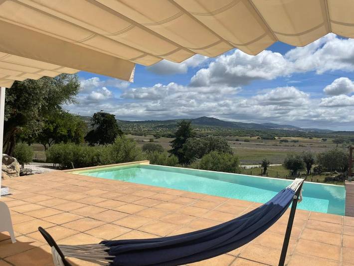 Location de vacances pour 3 personnes, avec vue ainsi que piscine et jardin, adapté aux familles à Portalegre - 2