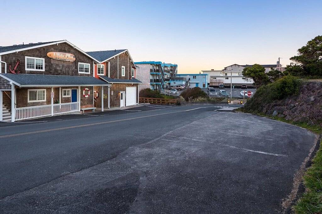 Ganze Wohnung, Quarterdeck -Studio mit Kingsize-Bett, Kamin, Ocean Balkon, Küchenzeile, Wifi in Oceanlake, Lincoln City