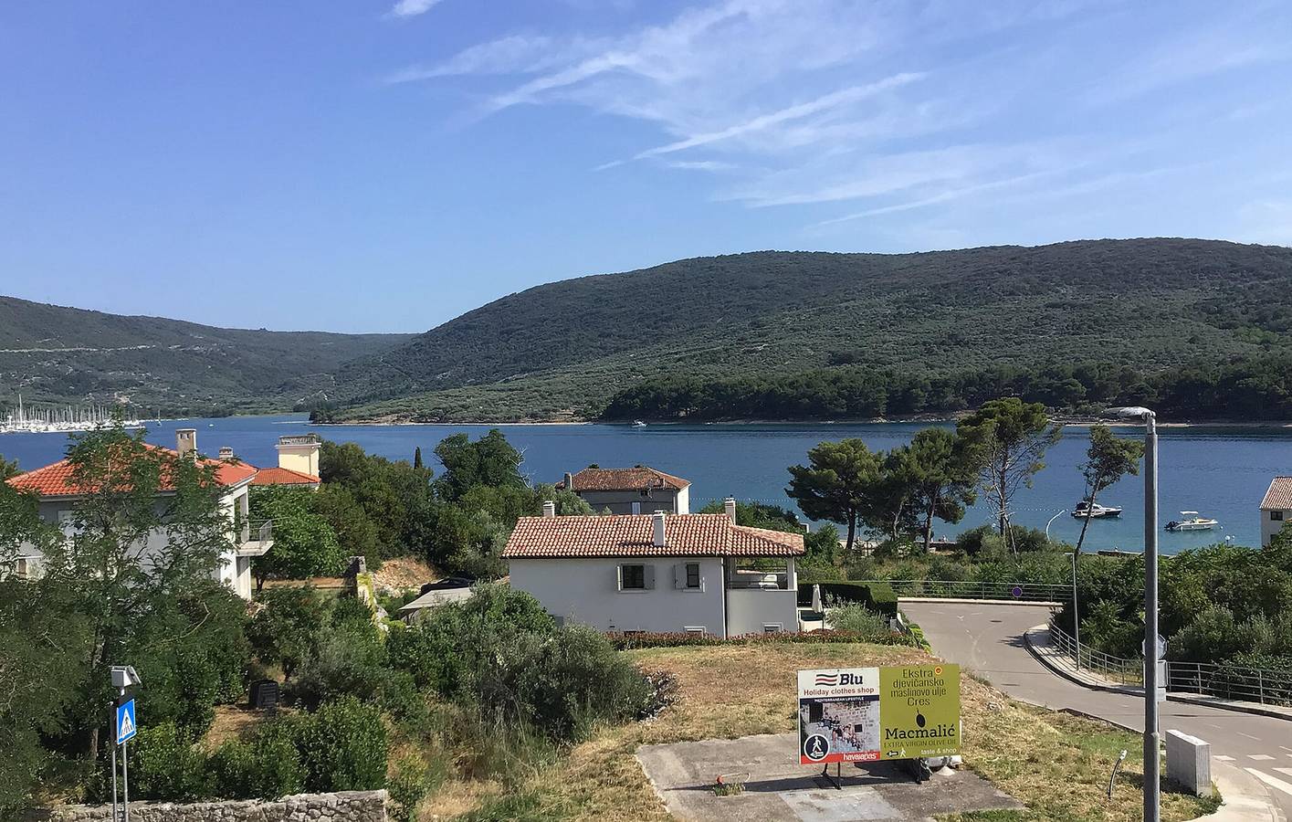Ganze Ferienwohnung, Modernes Apartment mit Terrasse, 200 m von der Küste und 100 m vom Bistro Melin entfernt in Cres Stadt, Cres