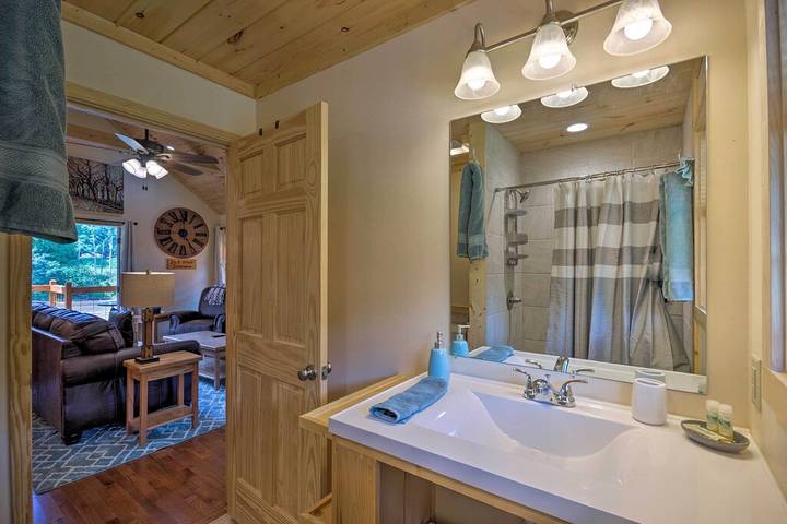 Chalet for 2 people, with balcony and yard as well as hot tub in North Carolina