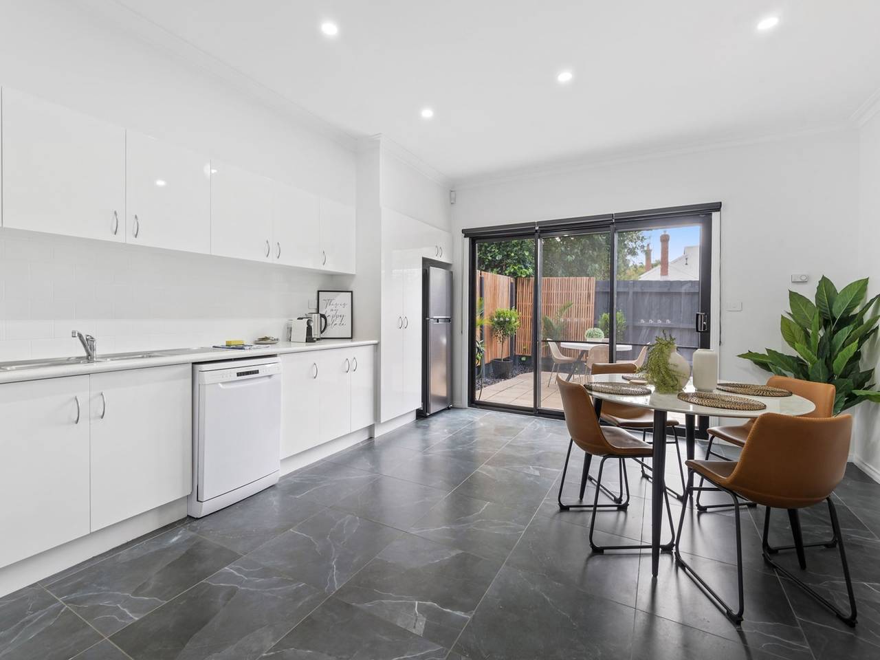Entire apartment, Sleek 2-Bed Terrace near Local Parks in Melbourne, Yarra City