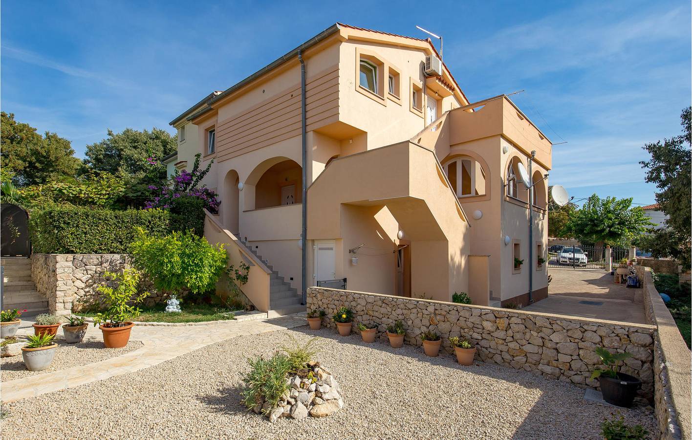 Ganze Ferienwohnung, Reizende 2-Zimmer-Wohnung mit Pool und Terrasse, 2,5 km vom Zentrum von Kras entfernt in Garica, Krk