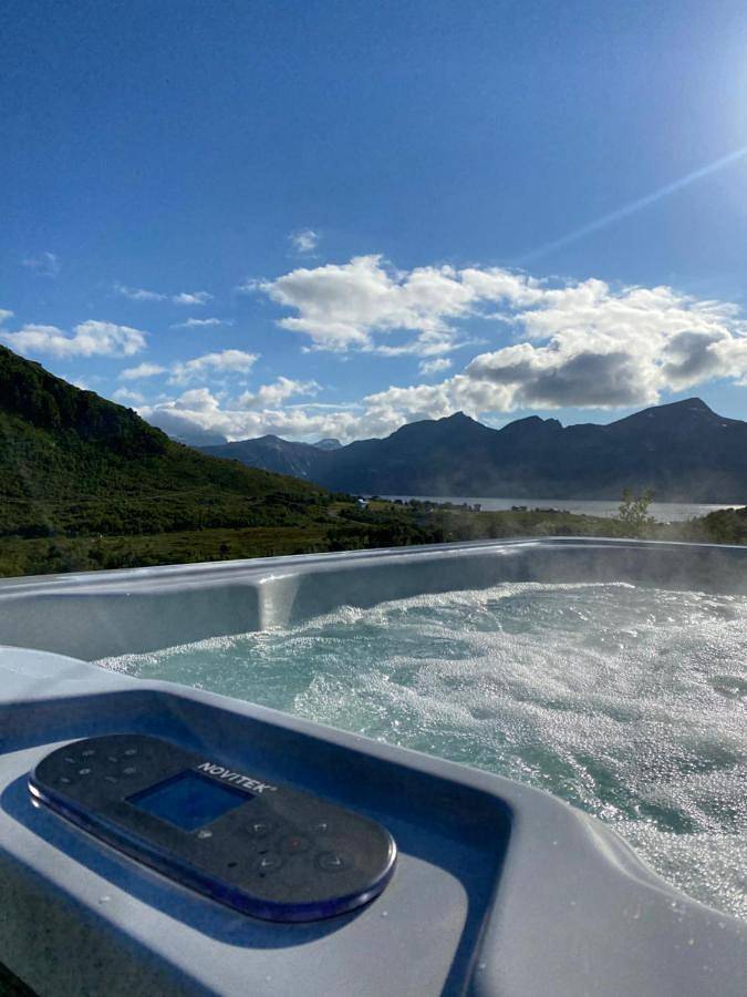Villa med jacuzzi og nydelig utsikt in Vestvågøy 