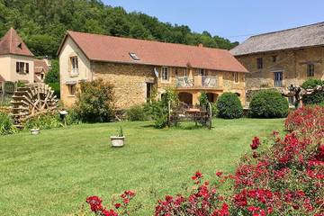 Gîte pour 7 personnes, avec piscine et jacuzzi ainsi que terrasse et jardin, animaux acceptés à Archignac