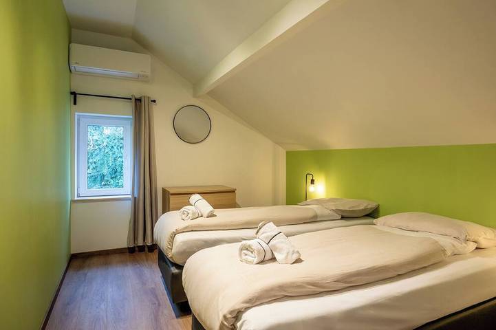 Entièrement rénovée en 2025, la luxueuse maison de vacances « Le Havre de la Forêt » accueille jusqu'à 12 personnes et offre un confort exceptionnel avec ses six chambres, son grand jardin privatif et son bain nordique au cœur des Ardennes. in Dochamps, Manhay