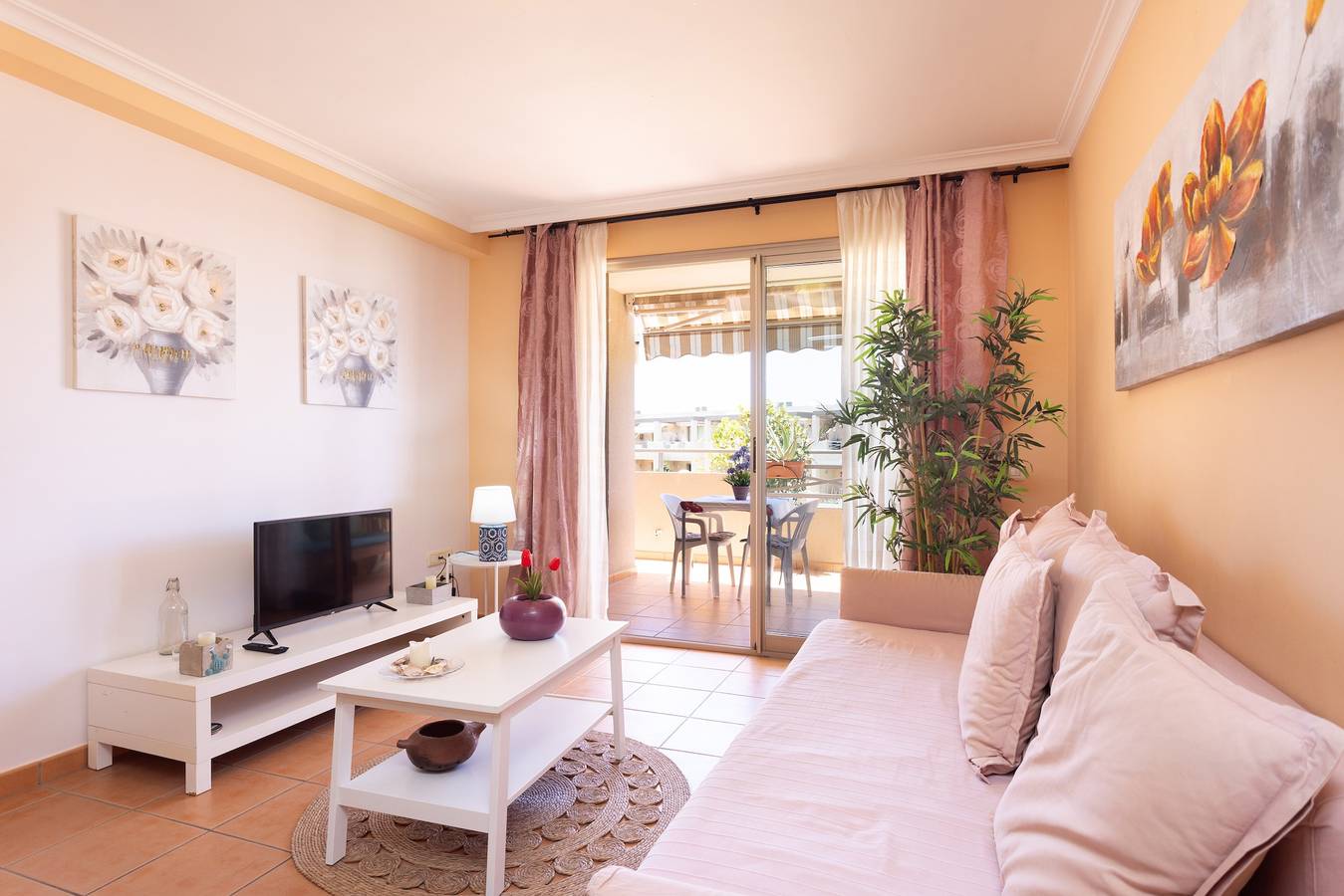 Apartamento entero, Apartamento 'Junto al Mar Isabel' con terraza, piscina compartida y Wi-Fi in La Tejita, Granadilla de Abona