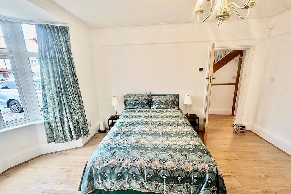 4 Bed house in Daneby Road Se6 in Lewisham, London