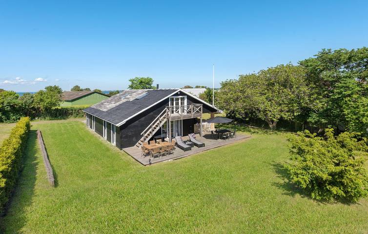 Ferieudlejning for 10 personer, med Terrasse og Jacuzzi samt Sauna i Ristinge