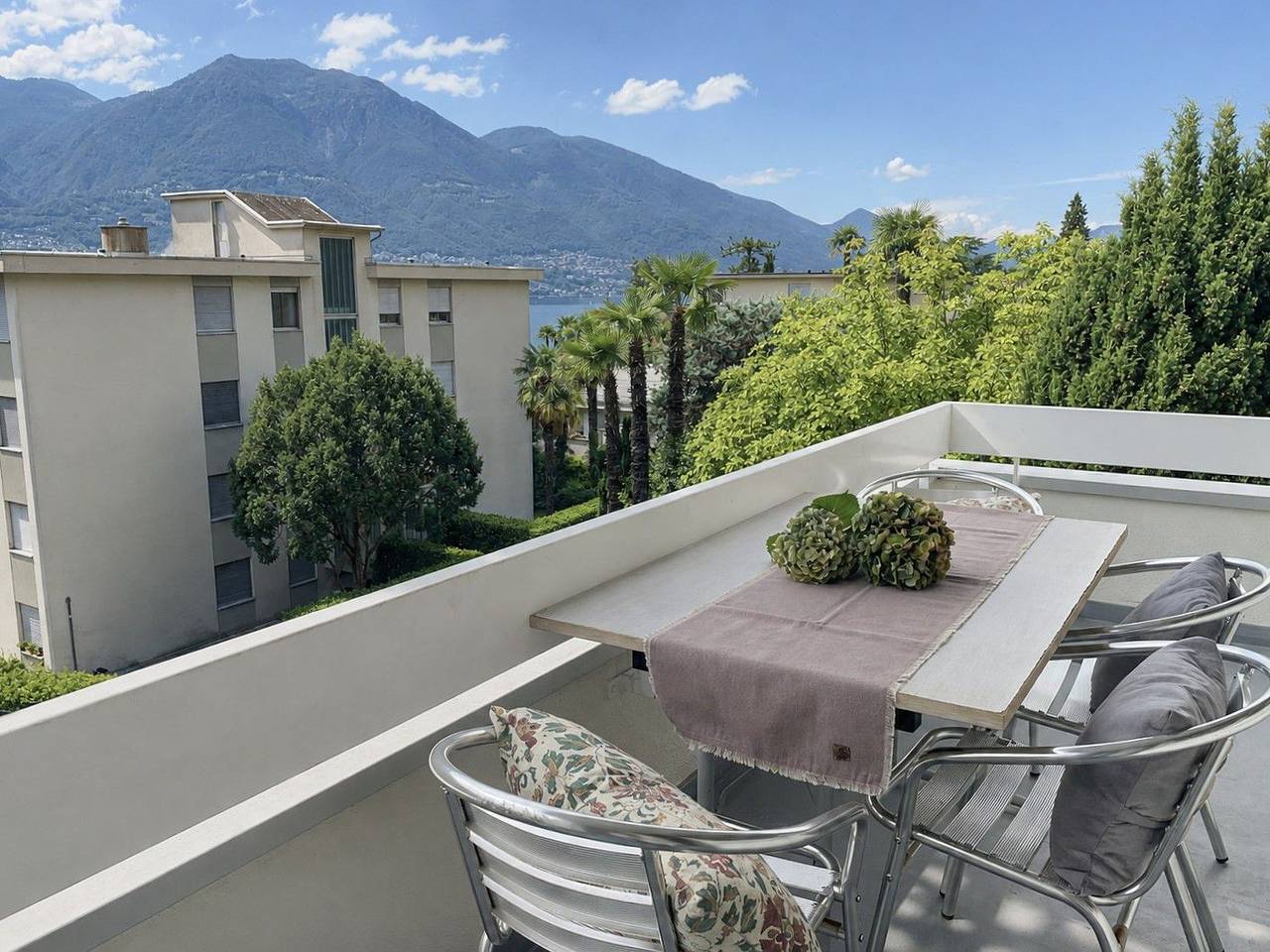 Appartamento intero, Appartamento vacanze per 5 persone con balcone in Minusio, Alpi Ticinesi e del Verbano
