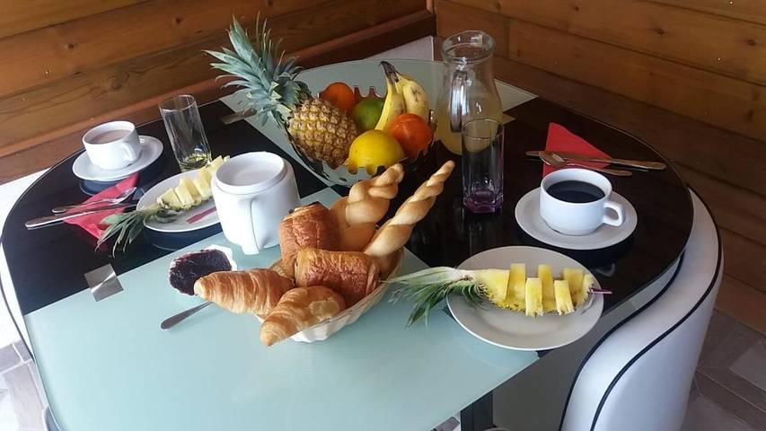 Location de vacances pour 4 personnes, avec jardin ainsi que vue et piscine dans Plage de Petite Anse - 4