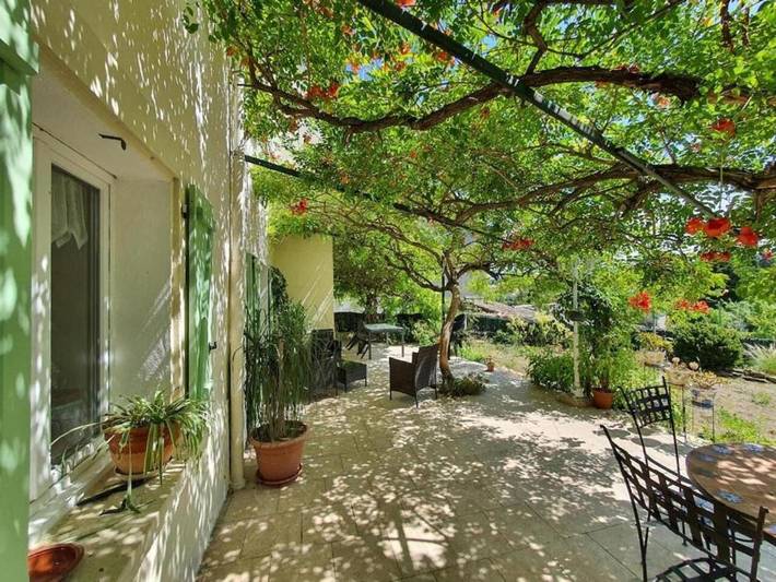 Location de vacances pour 8 personnes, avec terrasse ainsi que jacuzzi et jardin, adapté aux familles à Lauraguel