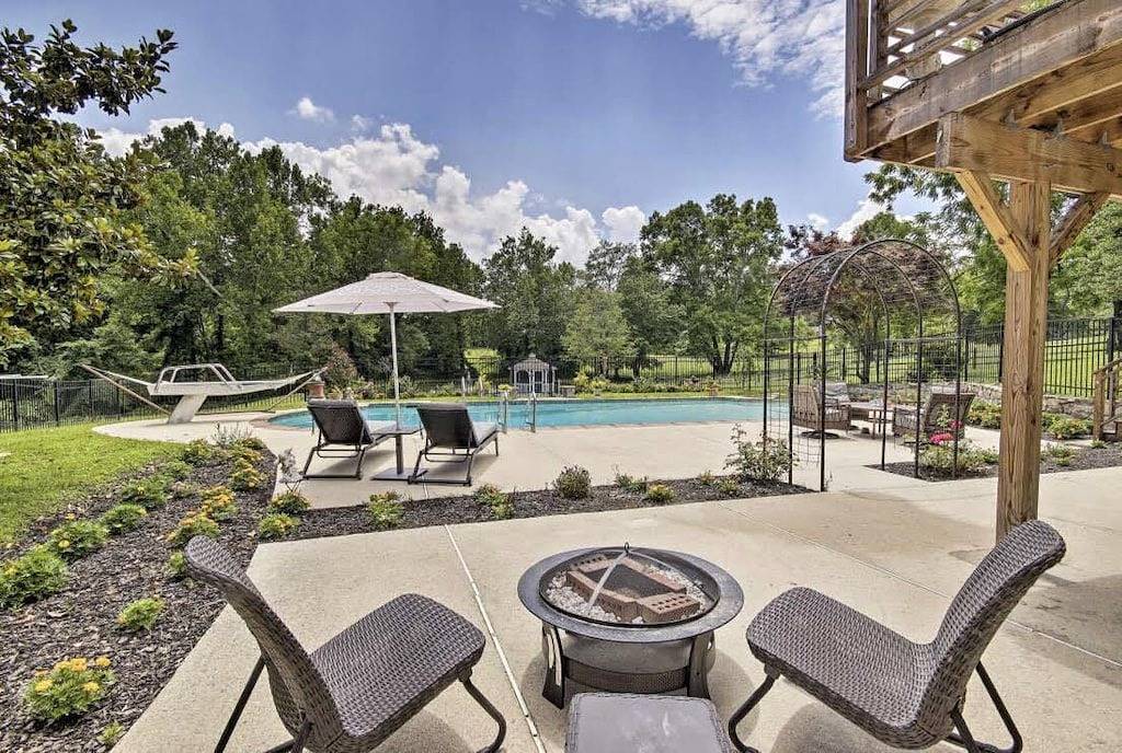 Neu! Stattliches Potomac-Haus mit Pool, Teich und Pavillon! in Travilah, Maryland