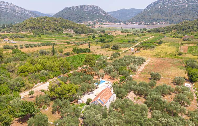 Reizende 2-Zimmer-Wohnung mit Pool, Terrasse und nur 1 km vom Strand entfernt in Ston, Dubrovnik-Neretva