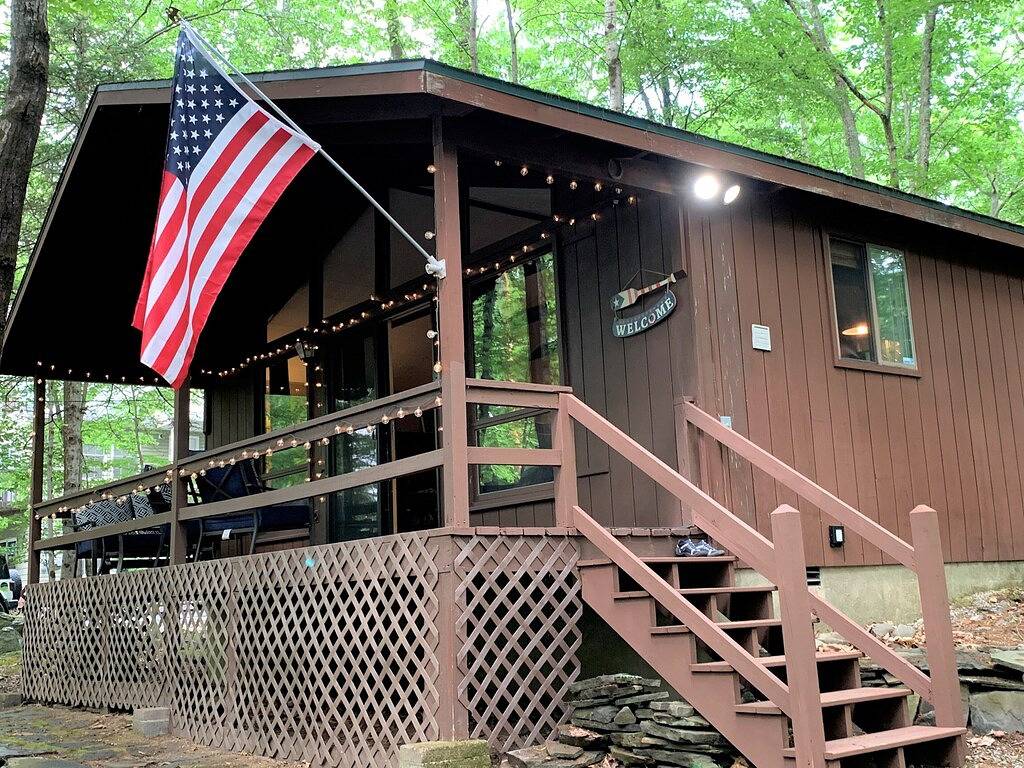 Pocono Cabin in Masthope Mountain Community in Masthope, Pike County