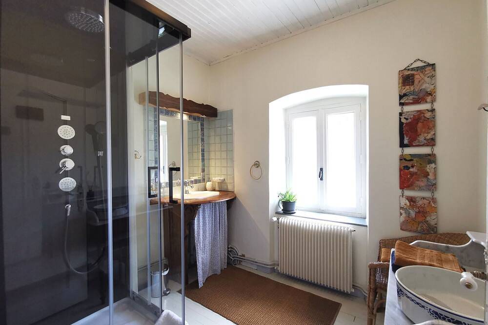 Peaceful guesthouse with breakfast near the forest in Sembadel, Regionaal natuurpark van Livradois-Forez