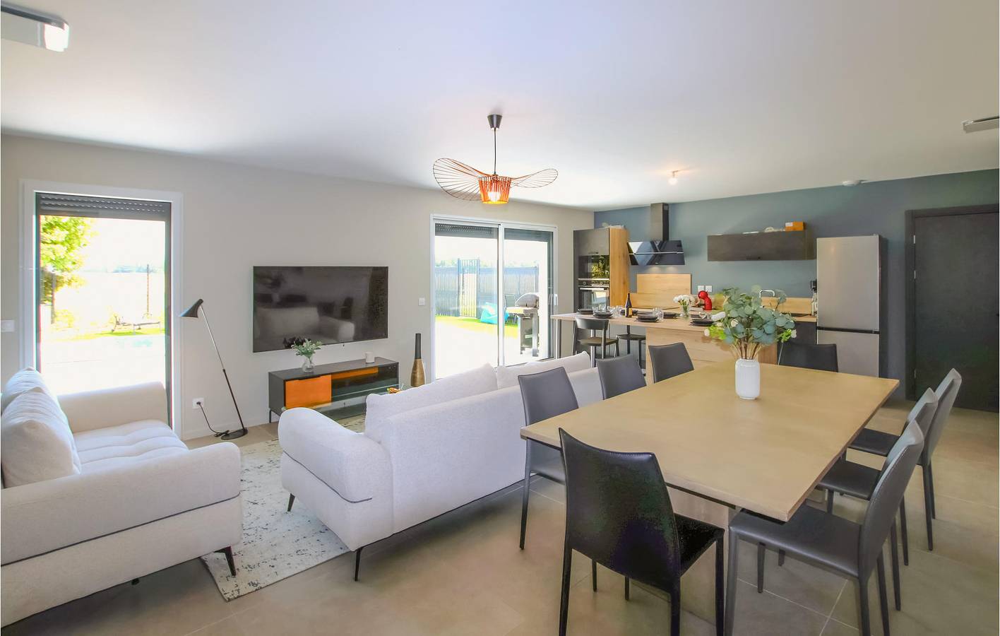 Appartement au bord de la piscine avec parking et WiFi in Sauzet, Région de nyons
