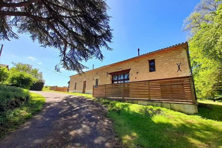 Gîte pour 7 personnes, avec piscine à Roumagne