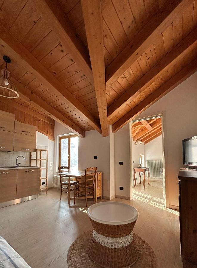 Ferienwohnung für 2 Personen, mit Balkon und Terrasse sowie Seeblick und Ausblick in Mailand