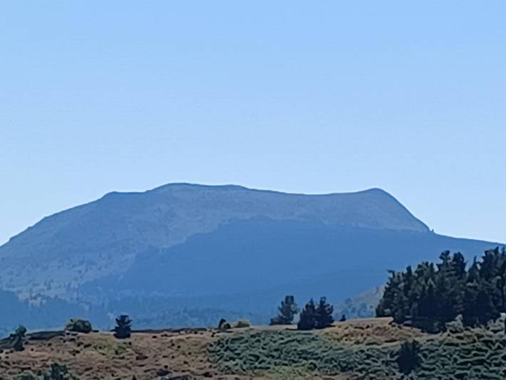 Apartamento entero, Apartamento "Gîte Aurives" con vistas a la montaña, terraza compartida y Wi-Fi in Le Cheylard, Parc naturel régional des Monts d'Ardèche