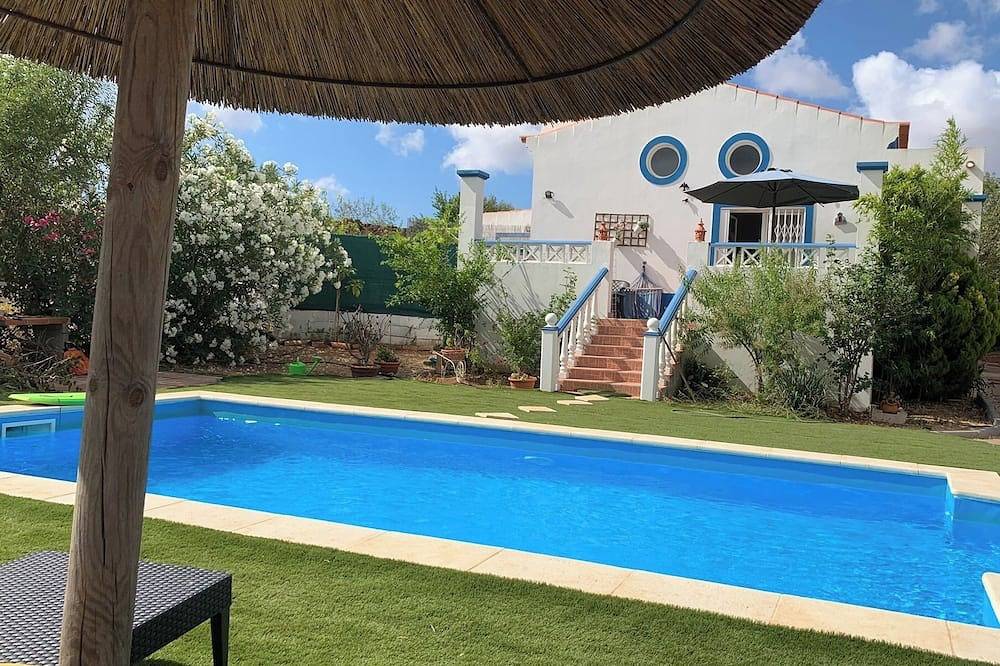 Excellent villa with garden, excellent private pool for exclusive use, parking in Algoz, Faro Distrikt